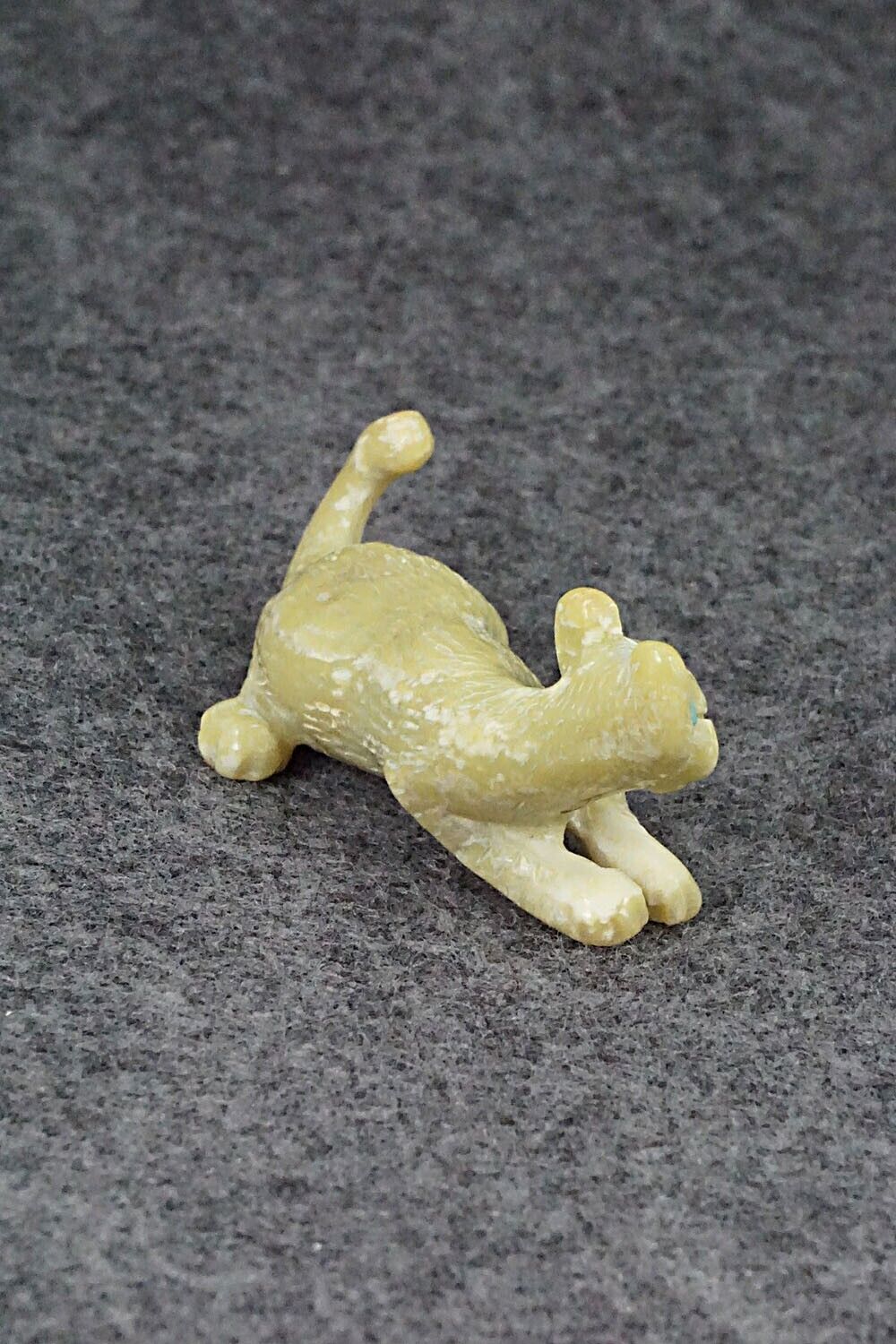 Mountain Lion Zuni Fetish Carving - Wilfred Cheama