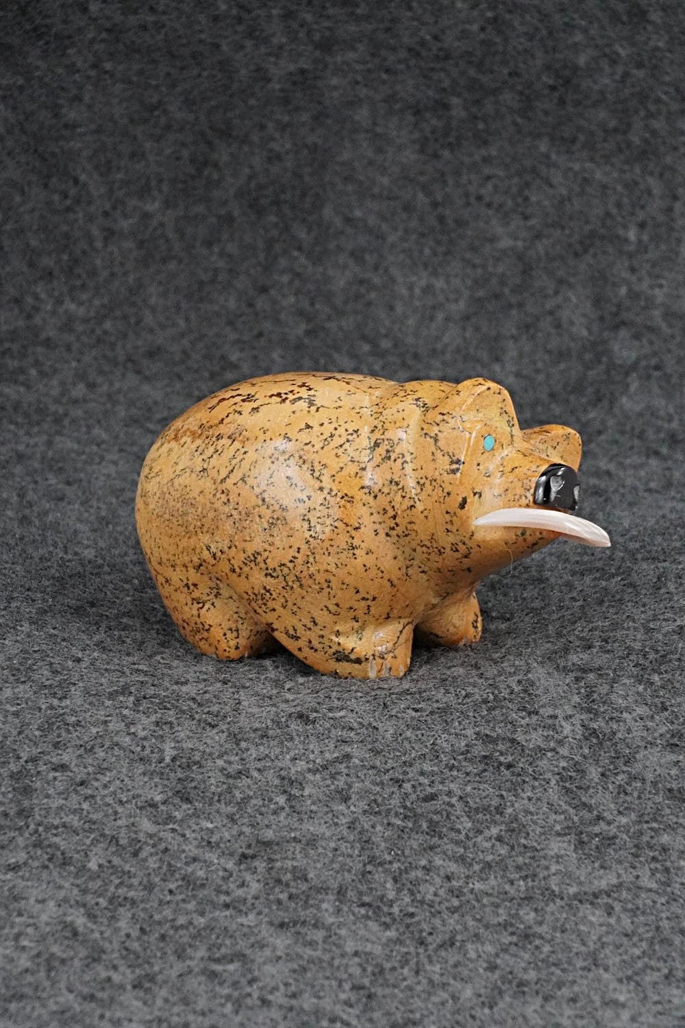 Bear Zuni Fetish Carving - Enrike Leekya