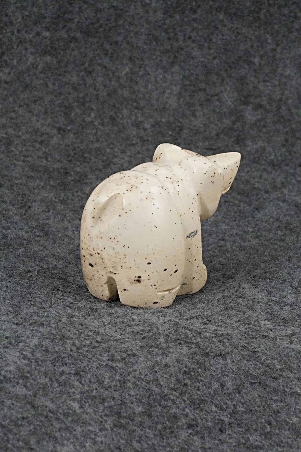 Bear Zuni Fetish Carving - Gilbert Lonjose