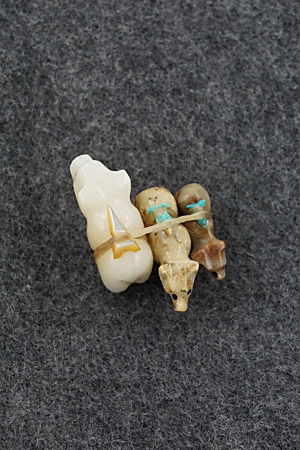 Bear and Cubs Zuni Fetish Carving - Jeff Eriacho
