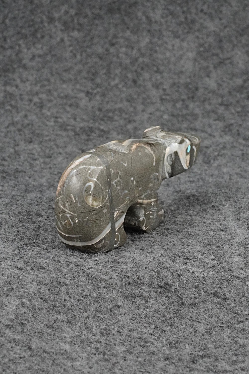 Bear Zuni Fetish Carving - Fernando Laiwakete