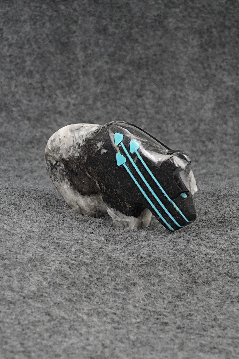 Bear Zuni Fetish Carving - Kenric Laiwekete