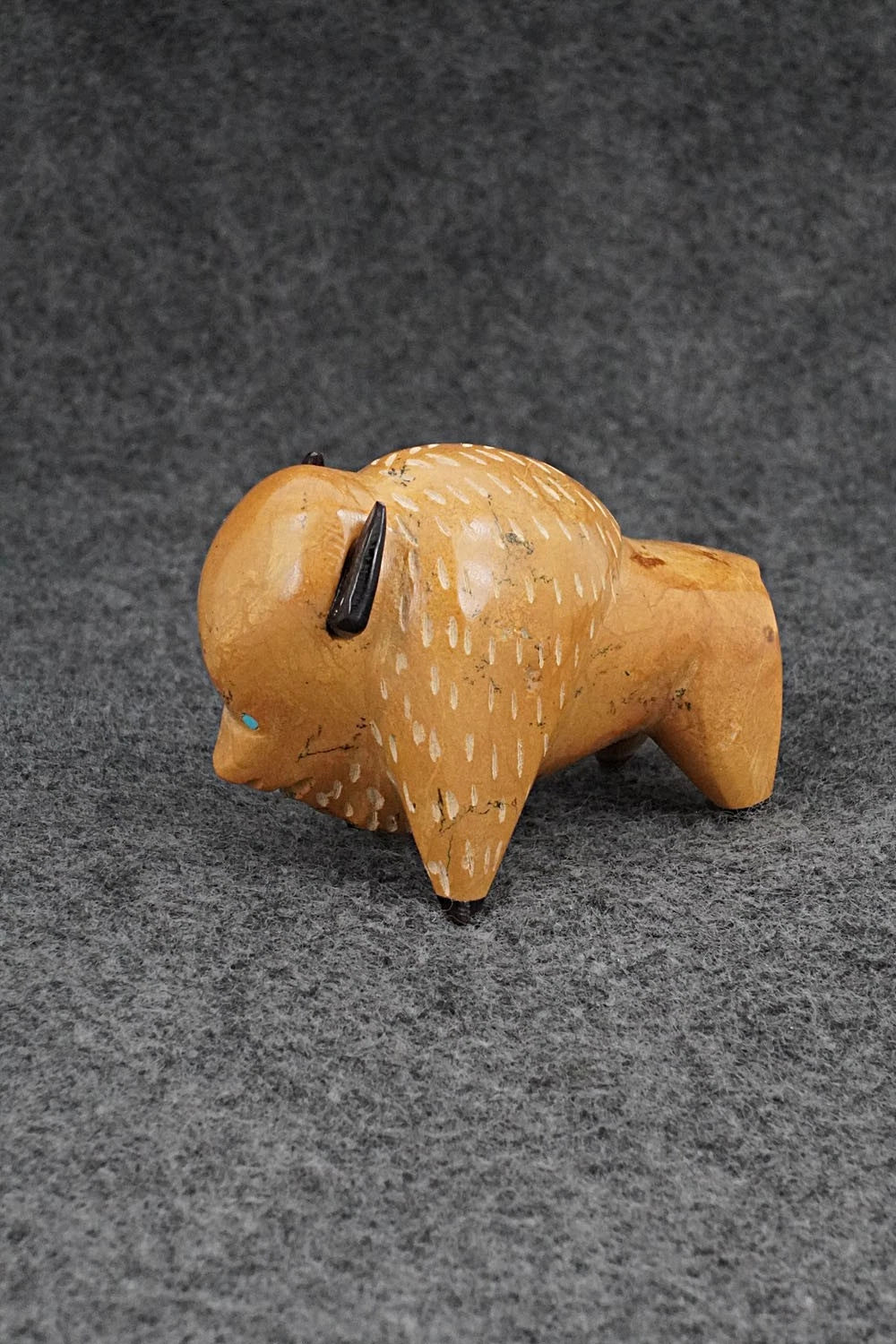 Buffalo Zuni Fetish Carving - Enrike Leekya