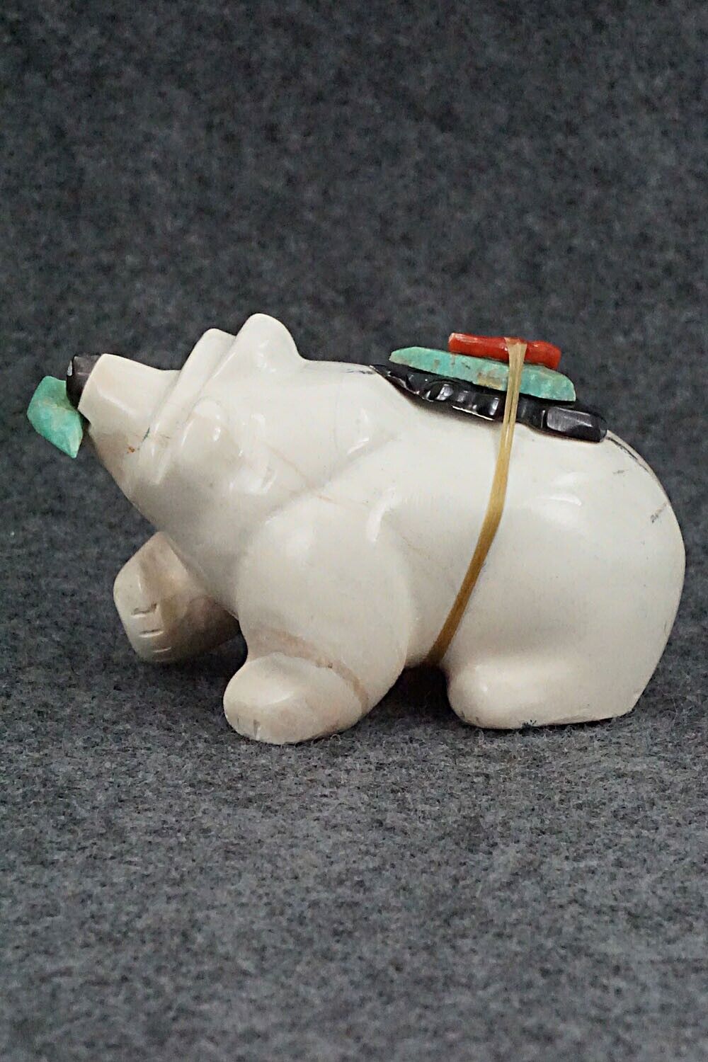 Bear with Fish Zuni Fetish Carving - Enrike Leekya
