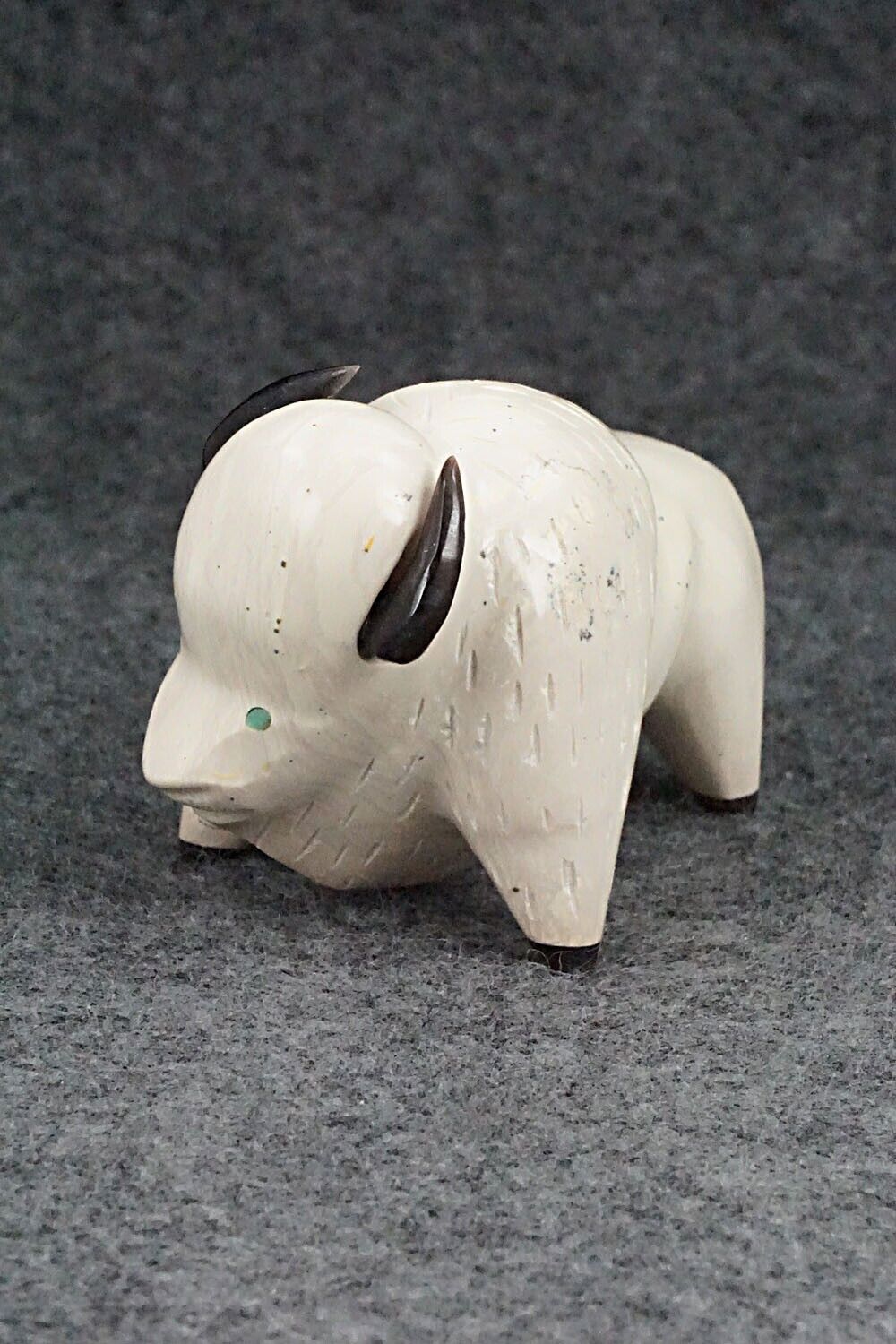 Buffalo Zuni Fetish Carving - Enrike Leekya