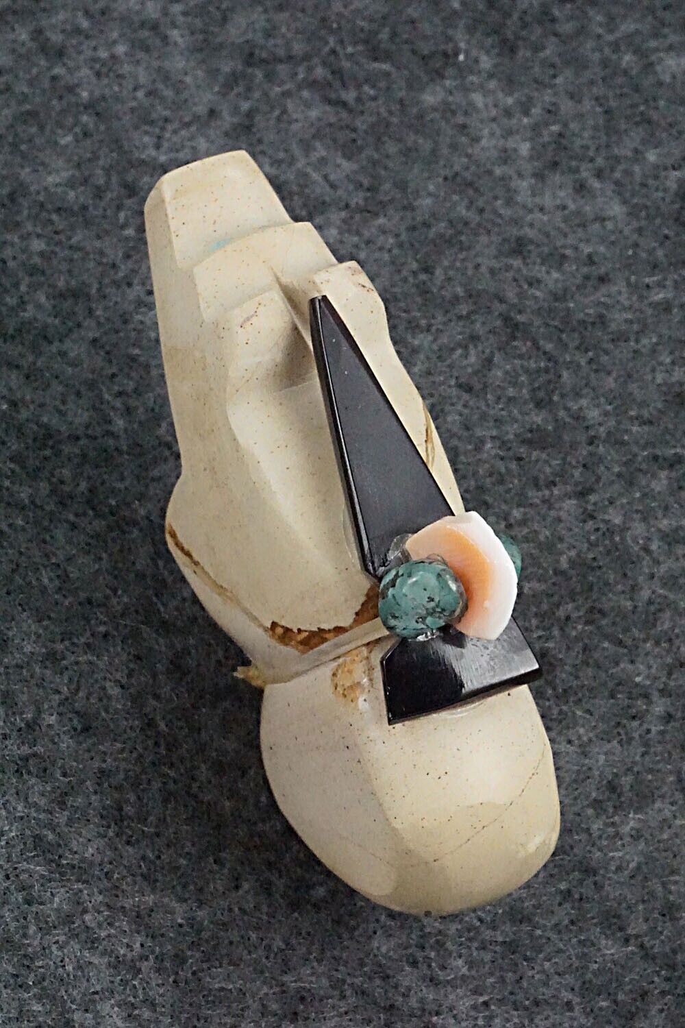 Bear Zuni Fetish Carving - Bernard Laiwakete
