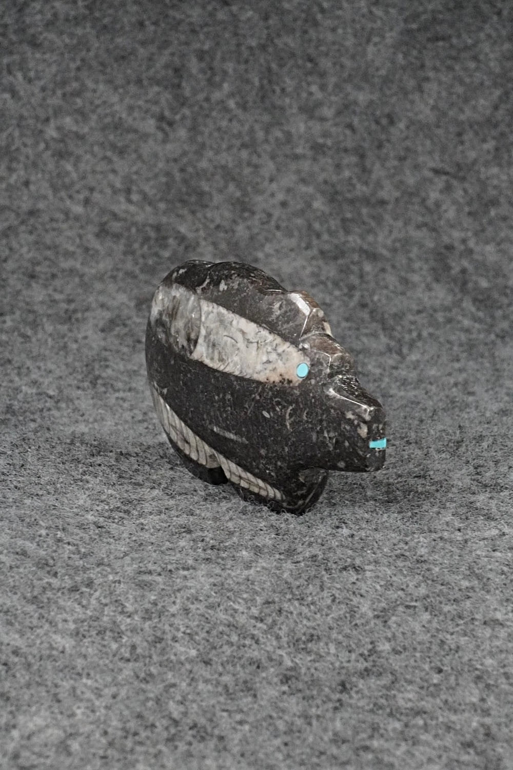 Bear Zuni Fetish Carving - Bernard Laiwakete