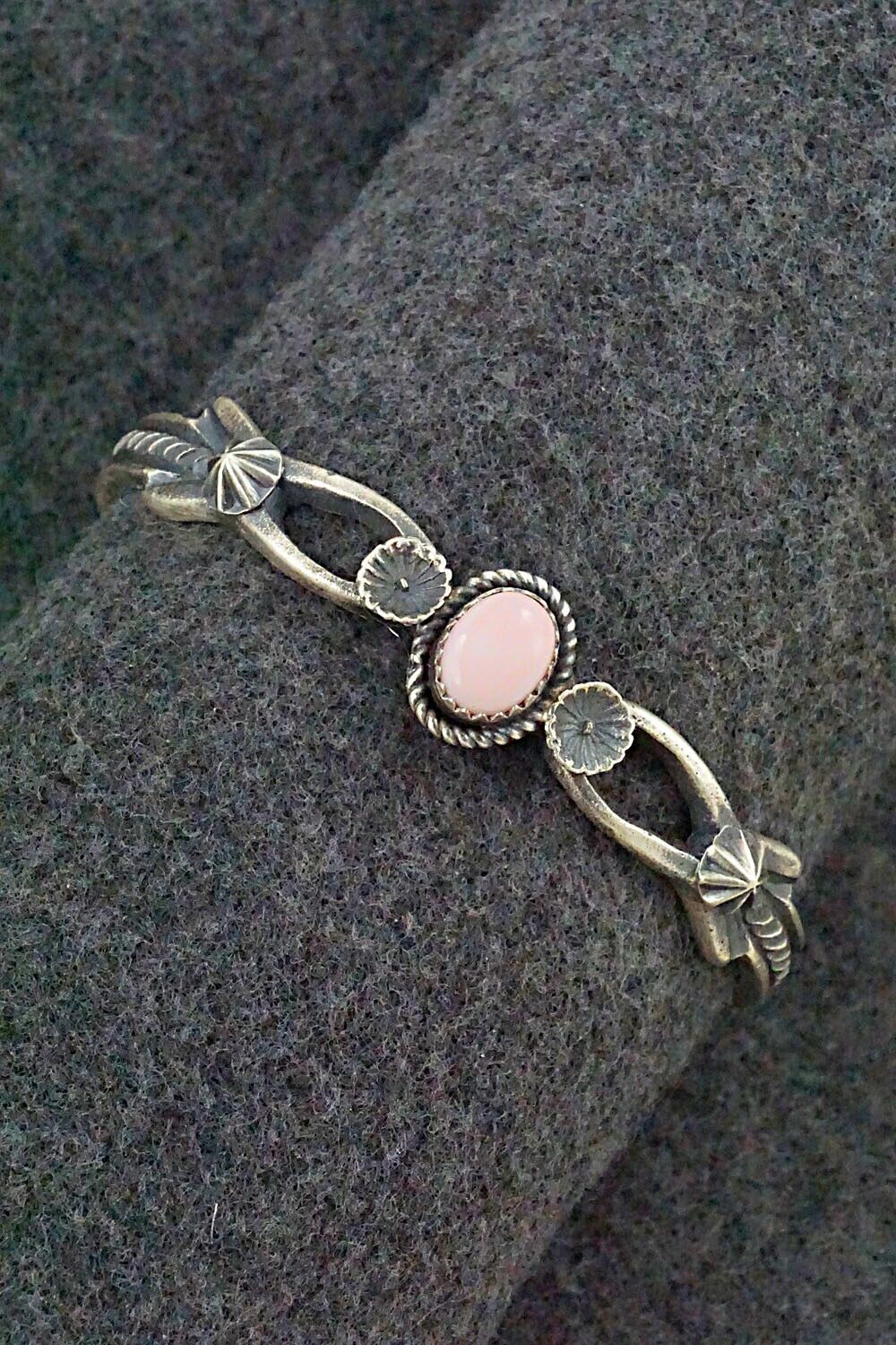 Pink Conch Shell & Sterling Silver Bracelet - Eva & Linberg Billah