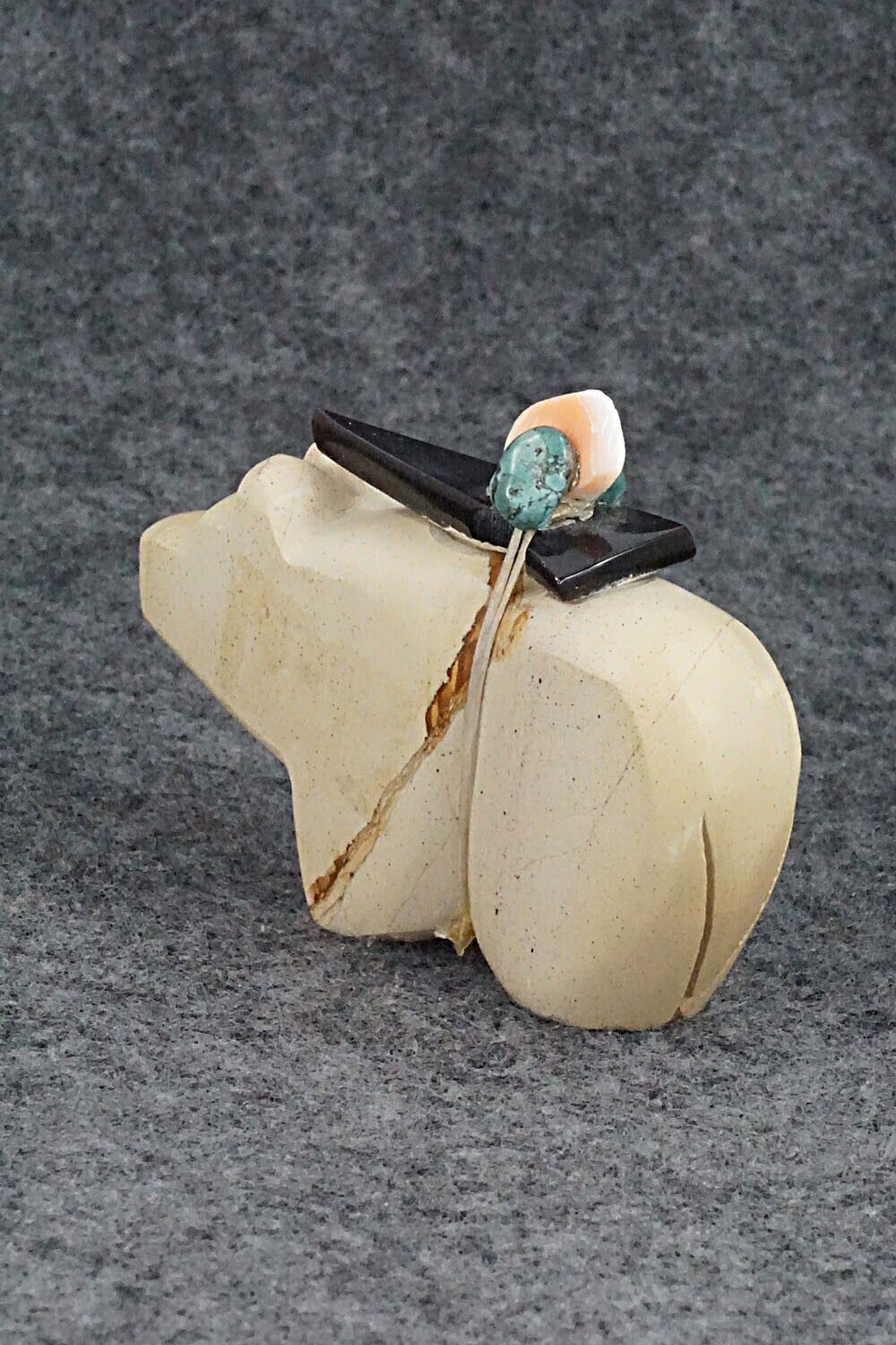 Bear Zuni Fetish Carving - Bernard Laiwakete