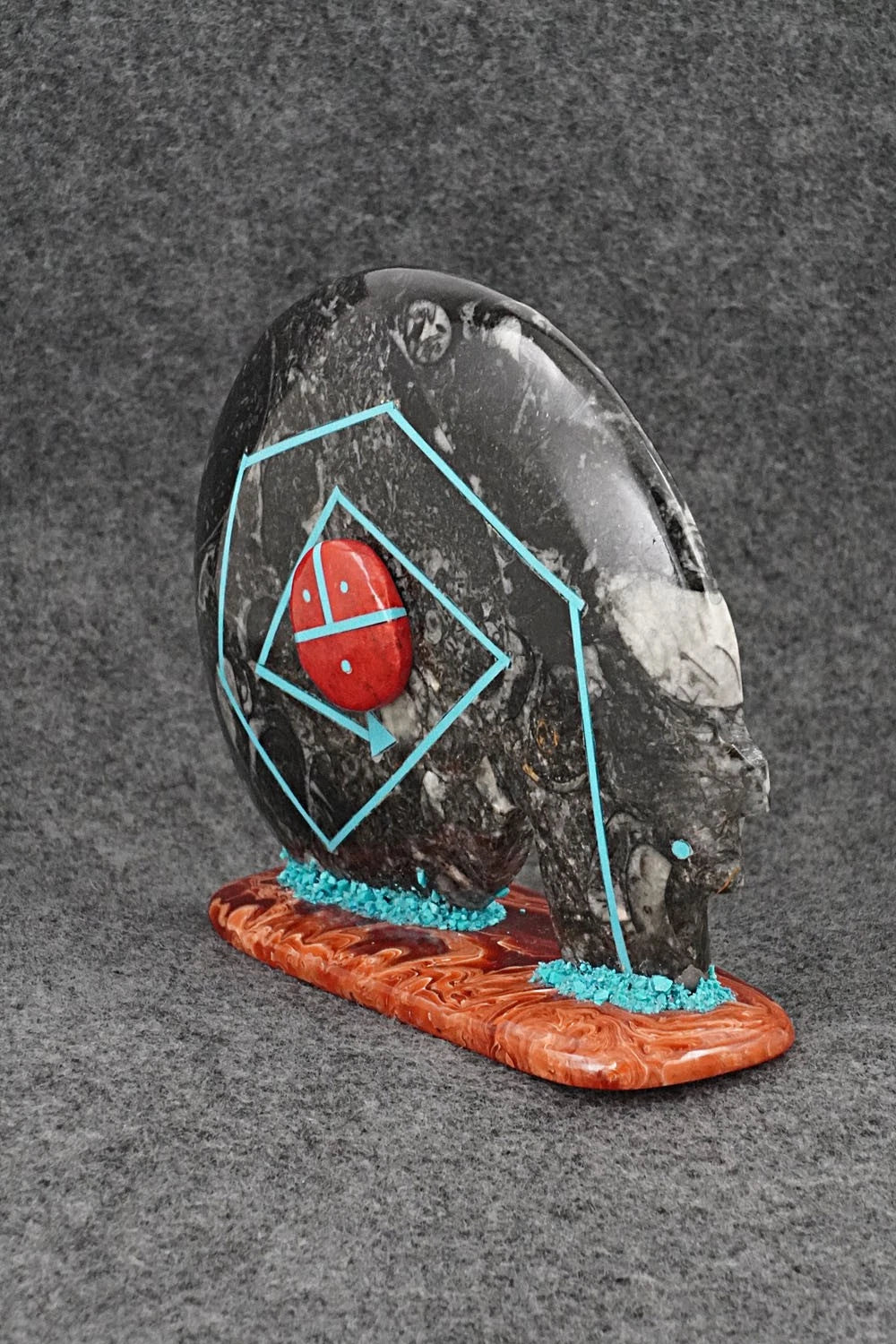 Bear Zuni Fetish Carving - Bernard Laiwekete
