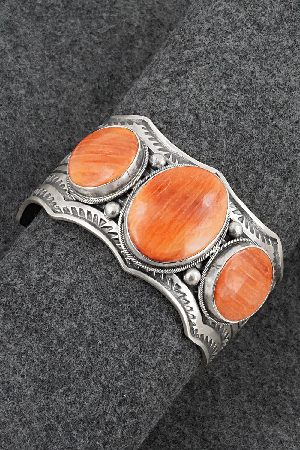 Spiny Oyster & Sterling Silver Bracelet - Mark Yazzie