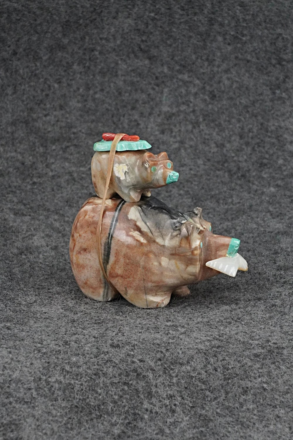 Bear Zuni Fetish Carving - Enrike Leekya