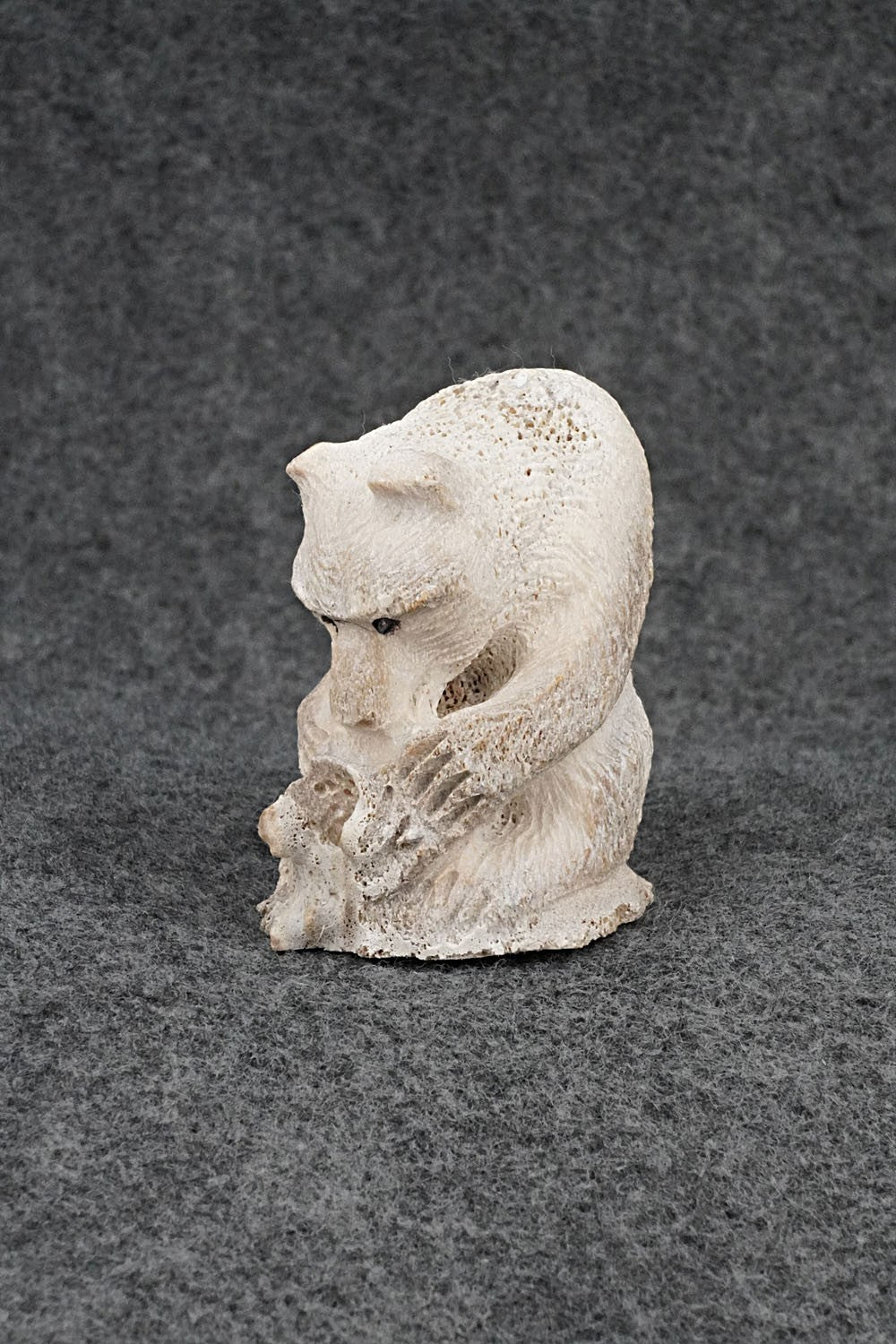 Bear Zuni Fetish Carving - Elton Kaamasee