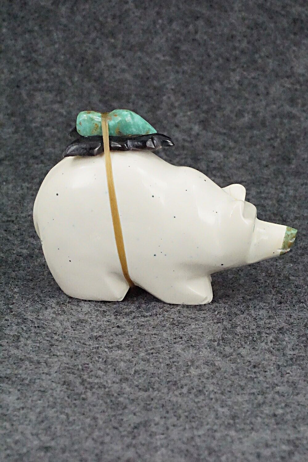 Bear Zuni Fetish Carving - Enrike Leekya