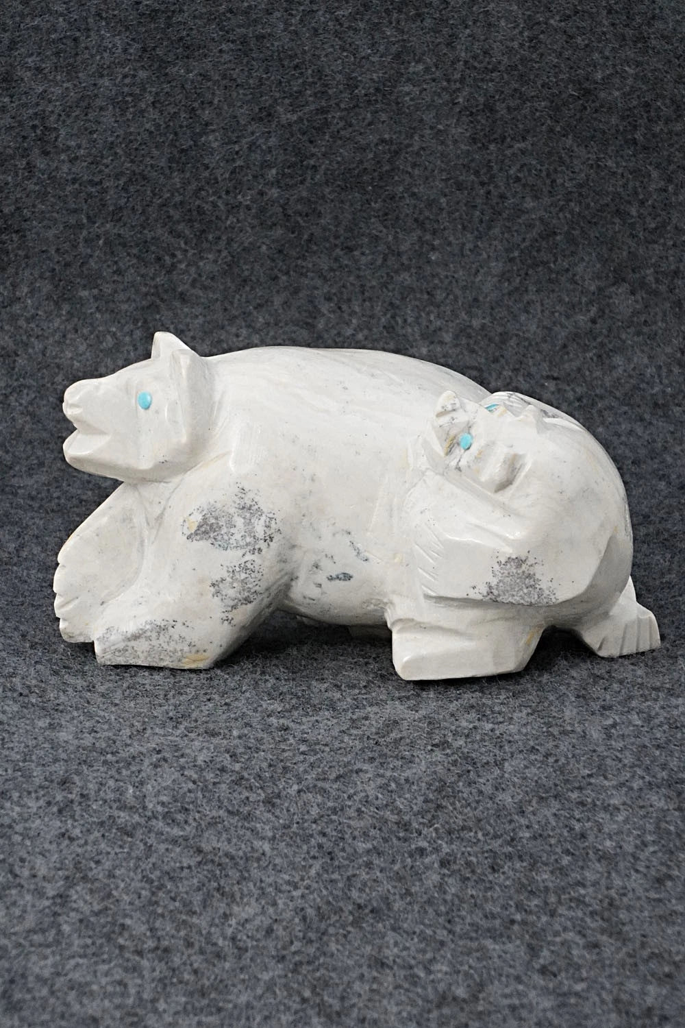 Bear Zuni Fetish Carving - Derrick Kaamasee