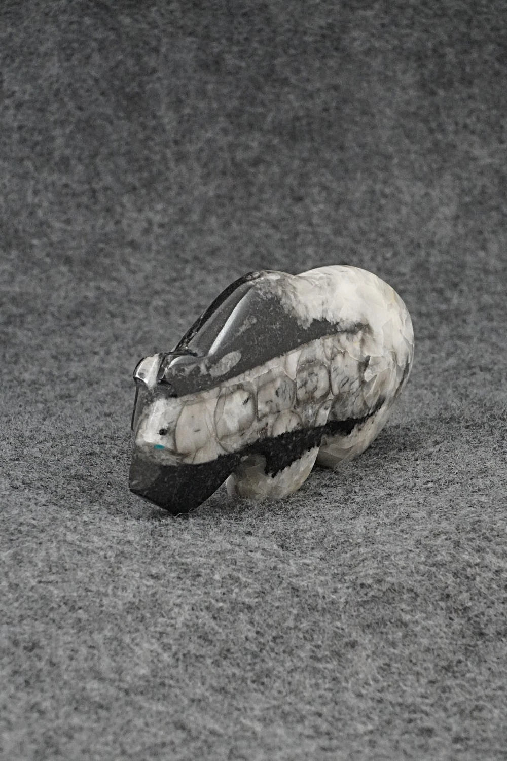 Bear Zuni Fetish Carving - Kenric Laiwekete