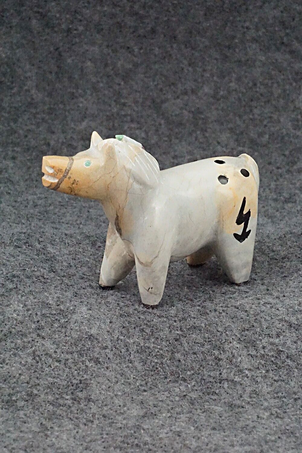 Horse Zuni Fetish Carving - Enrike Leekya