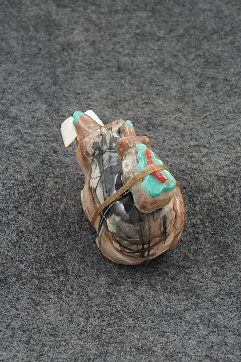 Bear Zuni Fetish Carving - Enrike Leekya