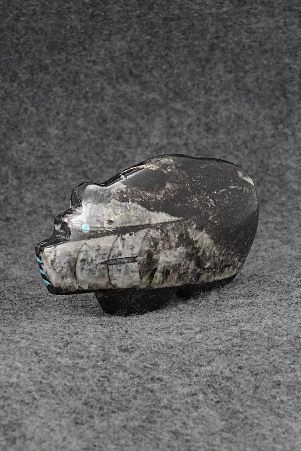 Bear Zuni Fetish Carving - Bernard Laiwekete