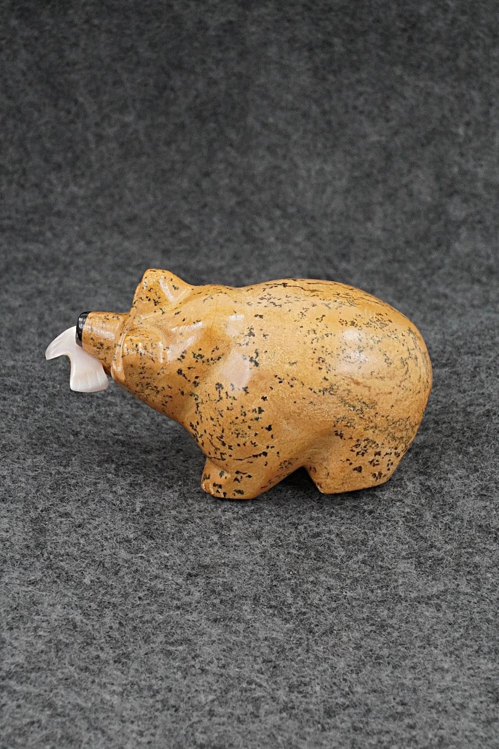 Bear Zuni Fetish Carving - Enrike Leekya