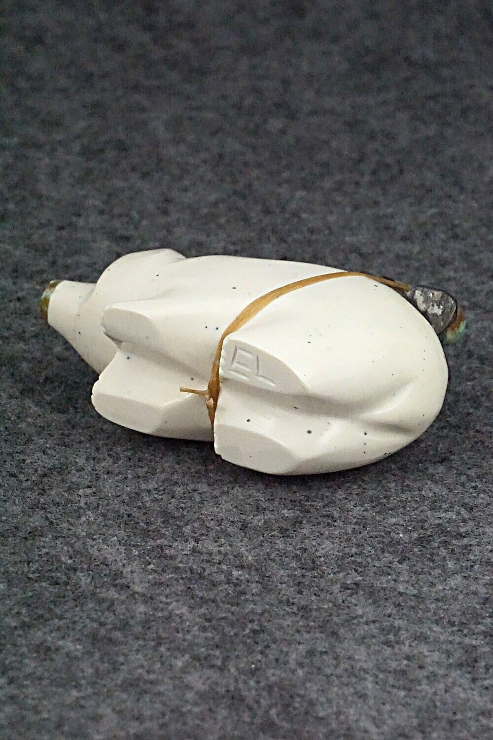Bear Zuni Fetish Carving - Enrike Leekya
