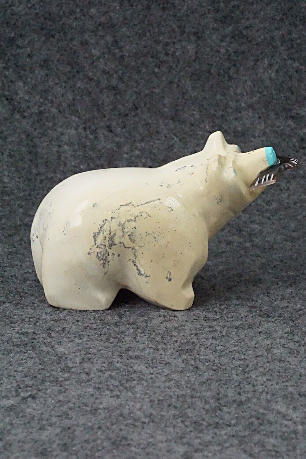Bear with Fish Zuni Fetish Carving - Enrike Leekya