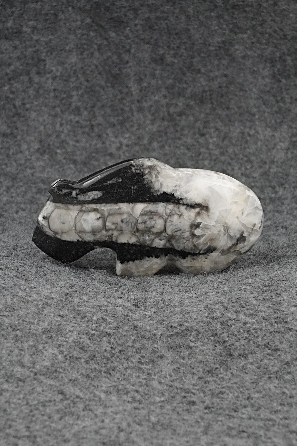 Bear Zuni Fetish Carving - Kenric Laiwekete