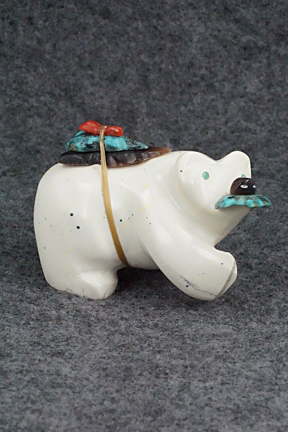Bear with Fish Zuni Fetish Carving - Enrike Leekya