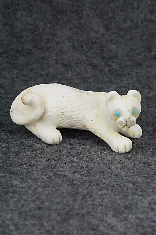 Mountain Lion Zuni Fetish Carving - Wilfred Cheama
