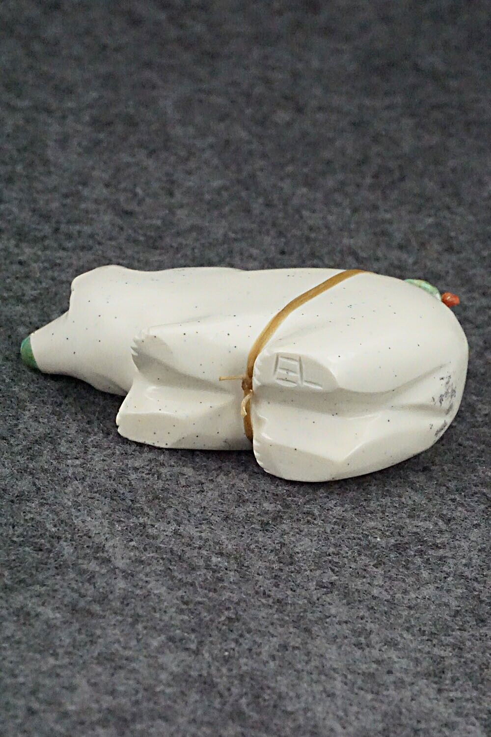 Bear Zuni Fetish Carving - Enrike Leekya