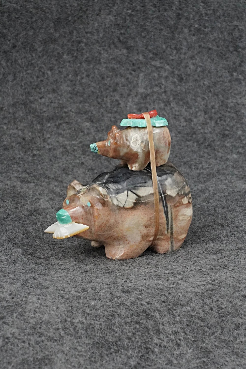 Bear Zuni Fetish Carving - Enrike Leekya