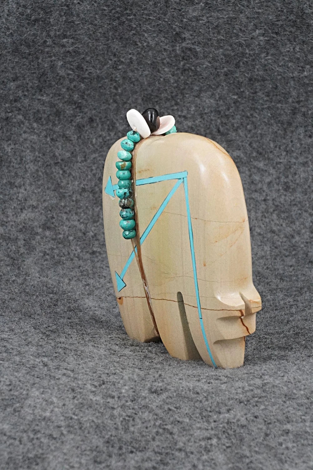 Bear Zuni Fetish Carving - Bernard Laiwekete