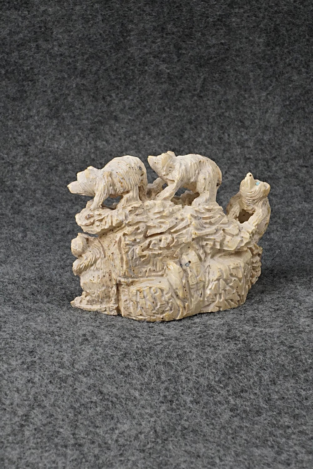 Bear Zuni Fetish Carving - Adrian Cachini