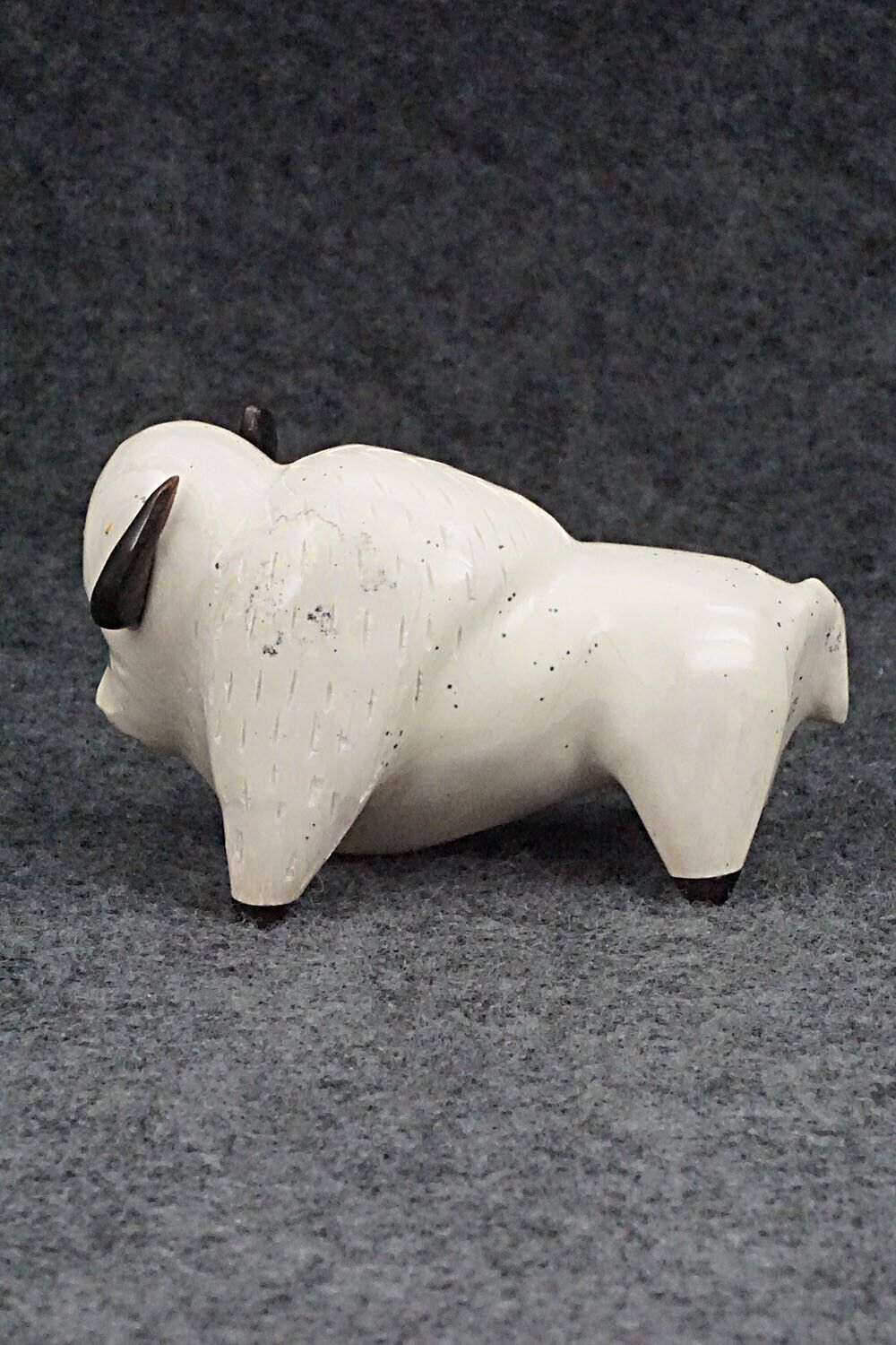 Buffalo Zuni Fetish Carving - Enrike Leekya