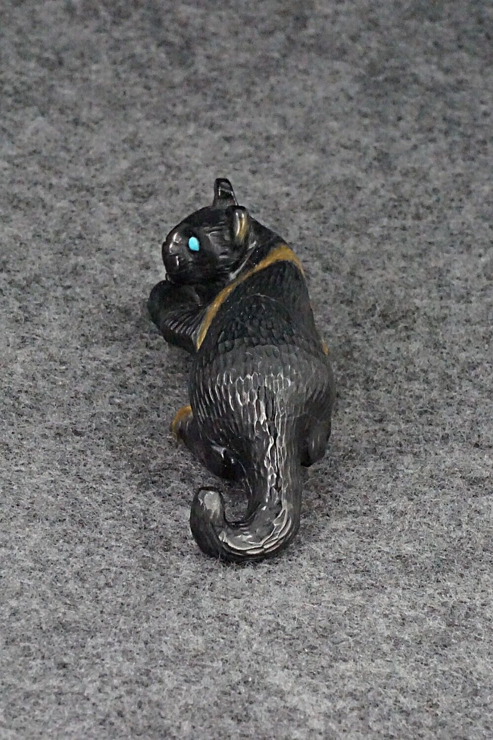 Mountain Lion Zuni Fetish Carving - Wilfred Cheama