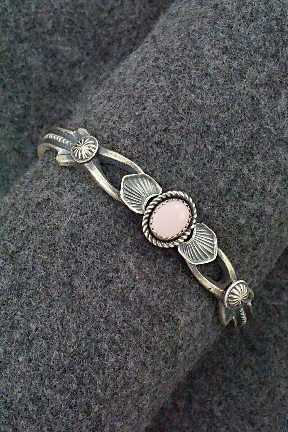 Pink Conch Shell & Sterling Silver Bracelet - Eva & Linberg Billah