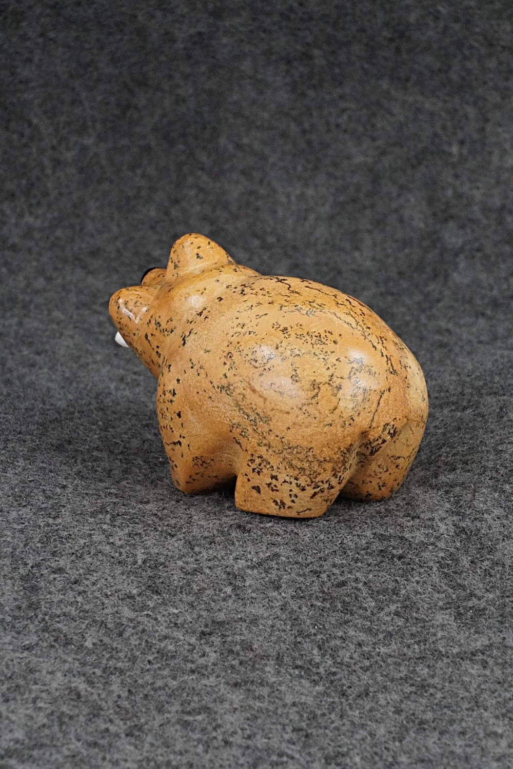 Bear Zuni Fetish Carving - Enrike Leekya