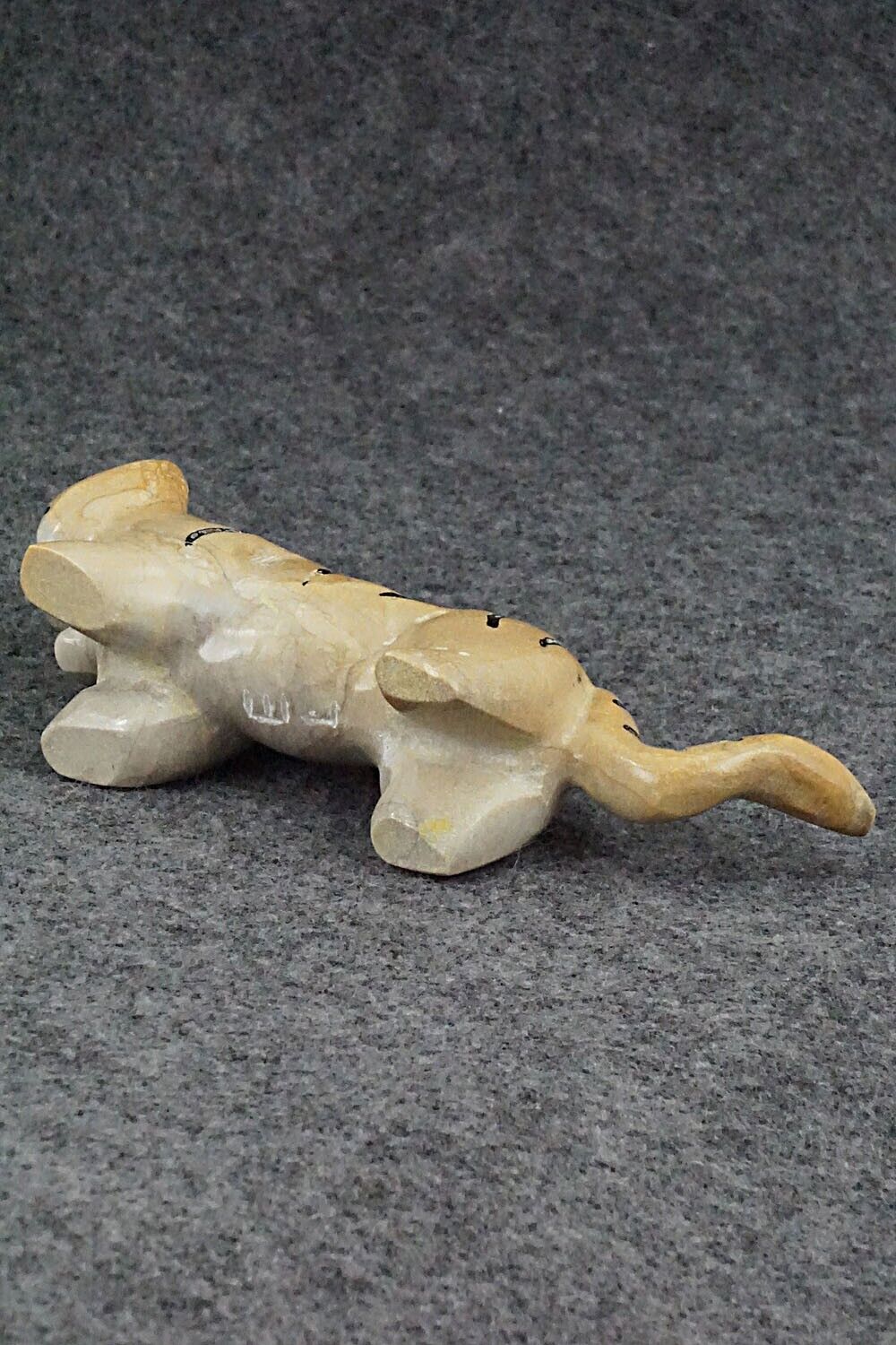 Tiger Zuni Fetish Carving - Enrike Leekya