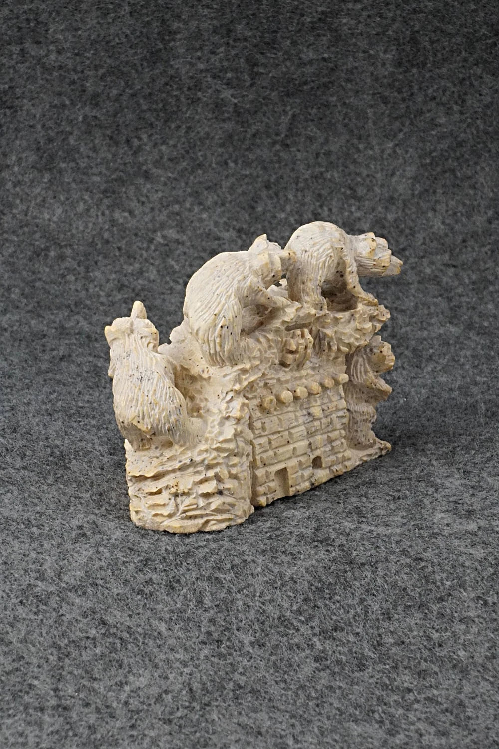 Bear Zuni Fetish Carving - Adrian Cachini