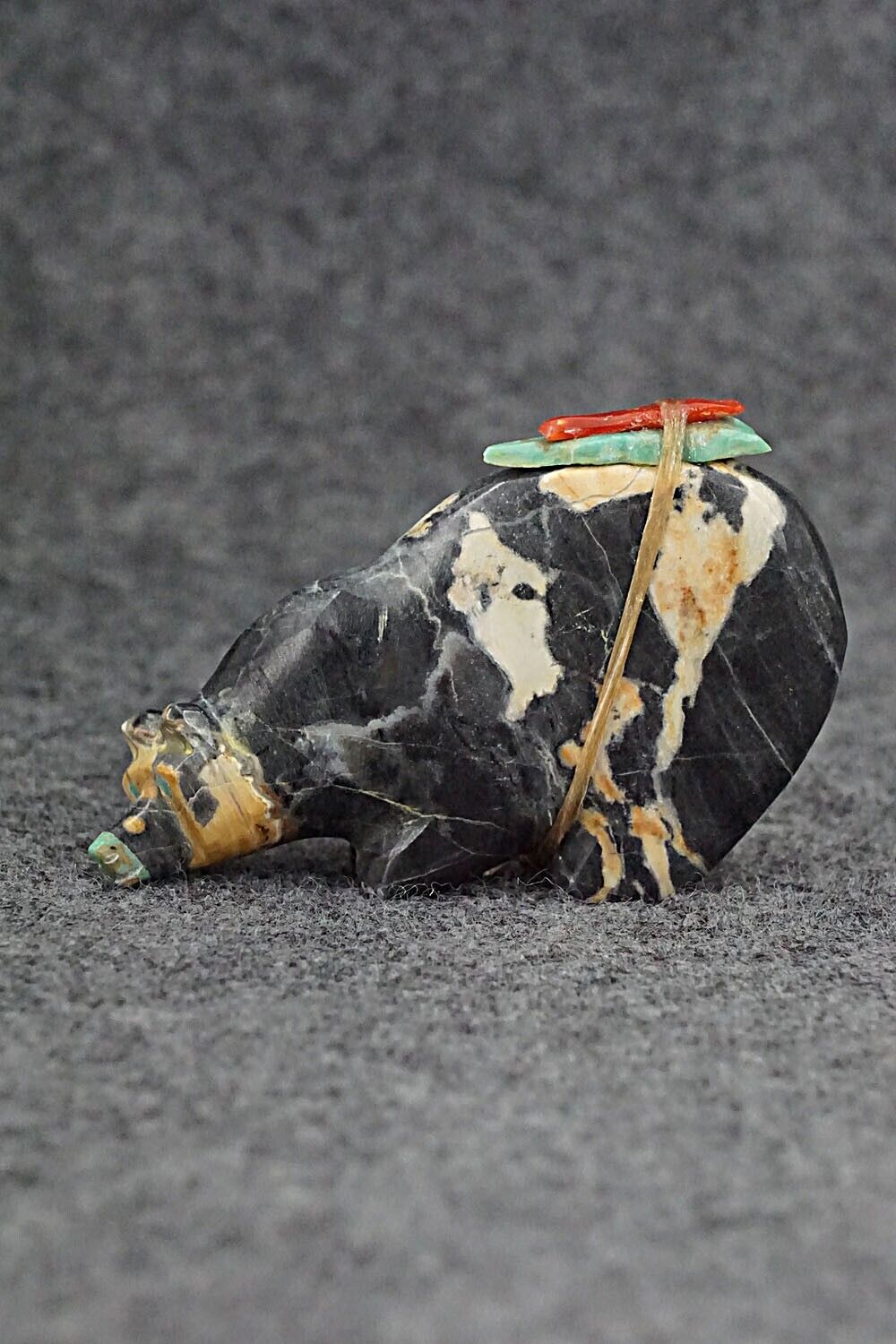 Bear Zuni Fetish Carving - Enrike Leekya
