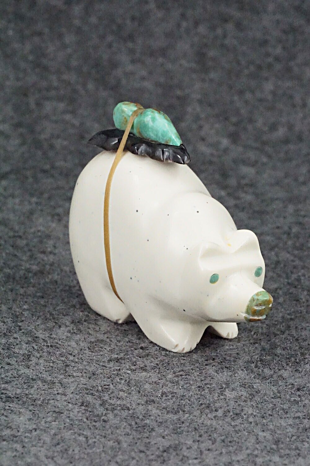 Bear Zuni Fetish Carving - Enrike Leekya
