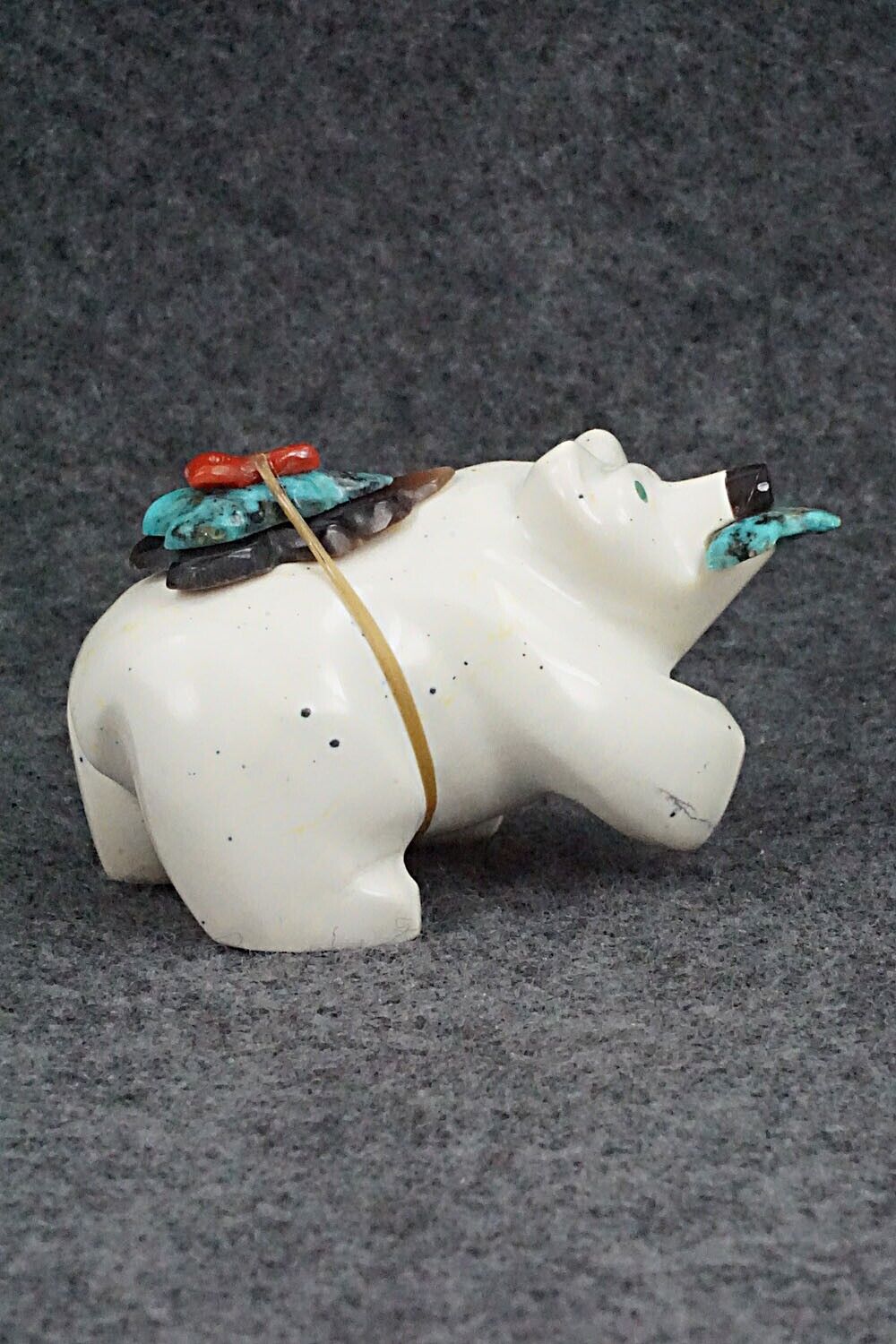 Bear with Fish Zuni Fetish Carving - Enrike Leekya