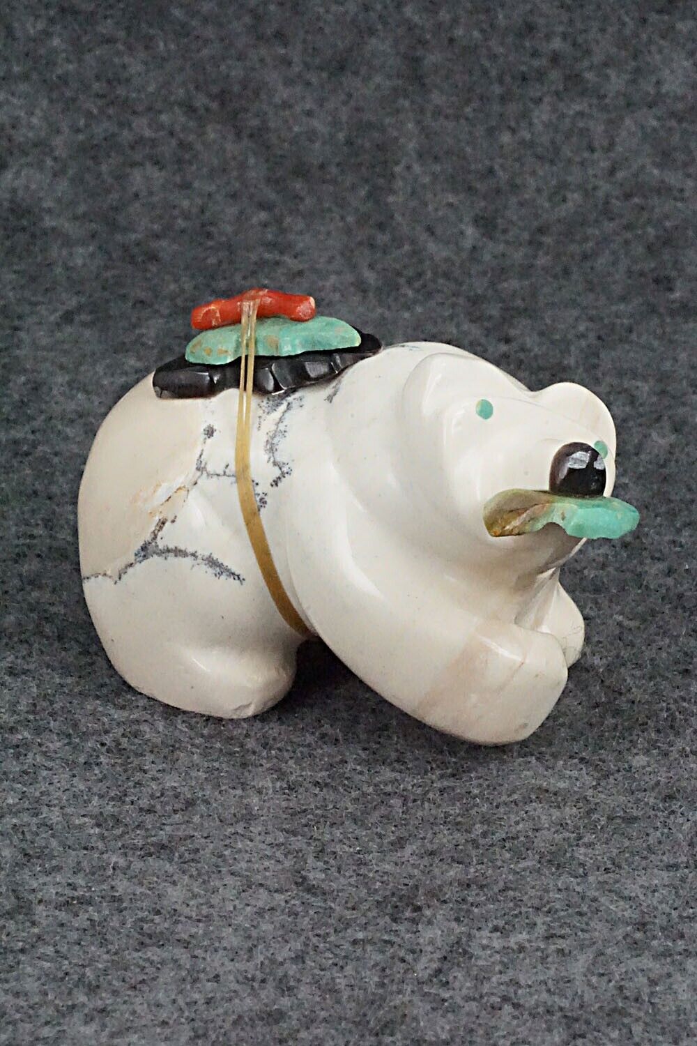 Bear with Fish Zuni Fetish Carving - Enrike Leekya