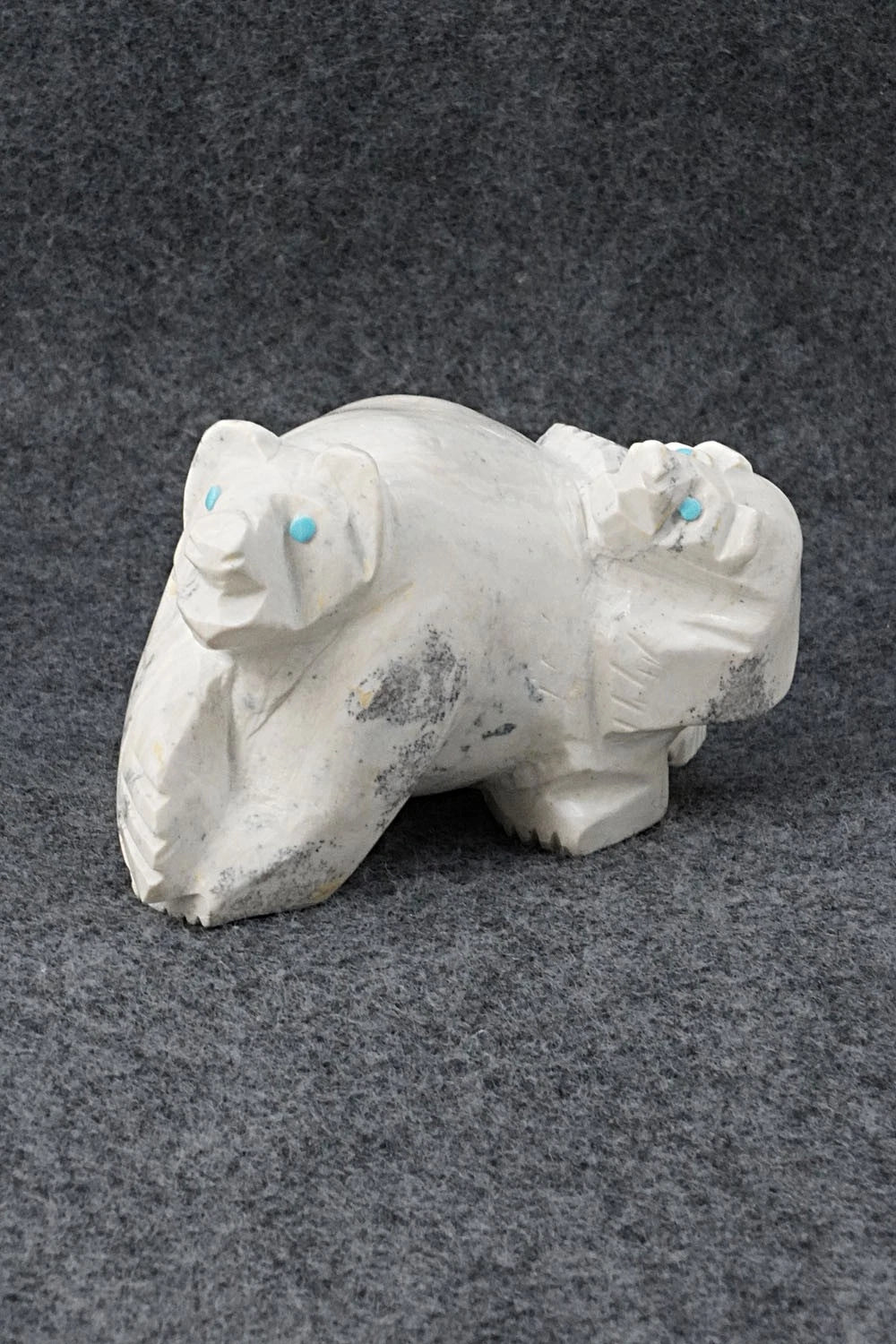 Bear Zuni Fetish Carving - Derrick Kaamasee