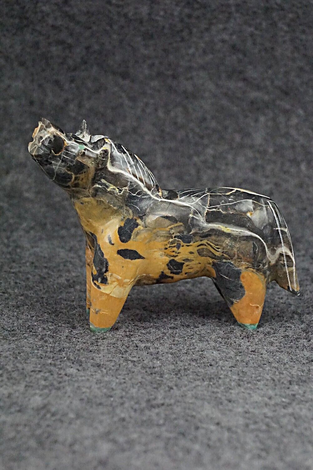 Horse Zuni Fetish Carving - Enrike Leekya