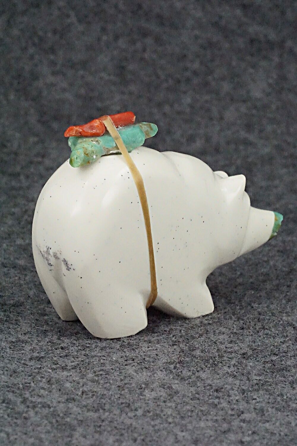 Bear Zuni Fetish Carving - Enrike Leekya