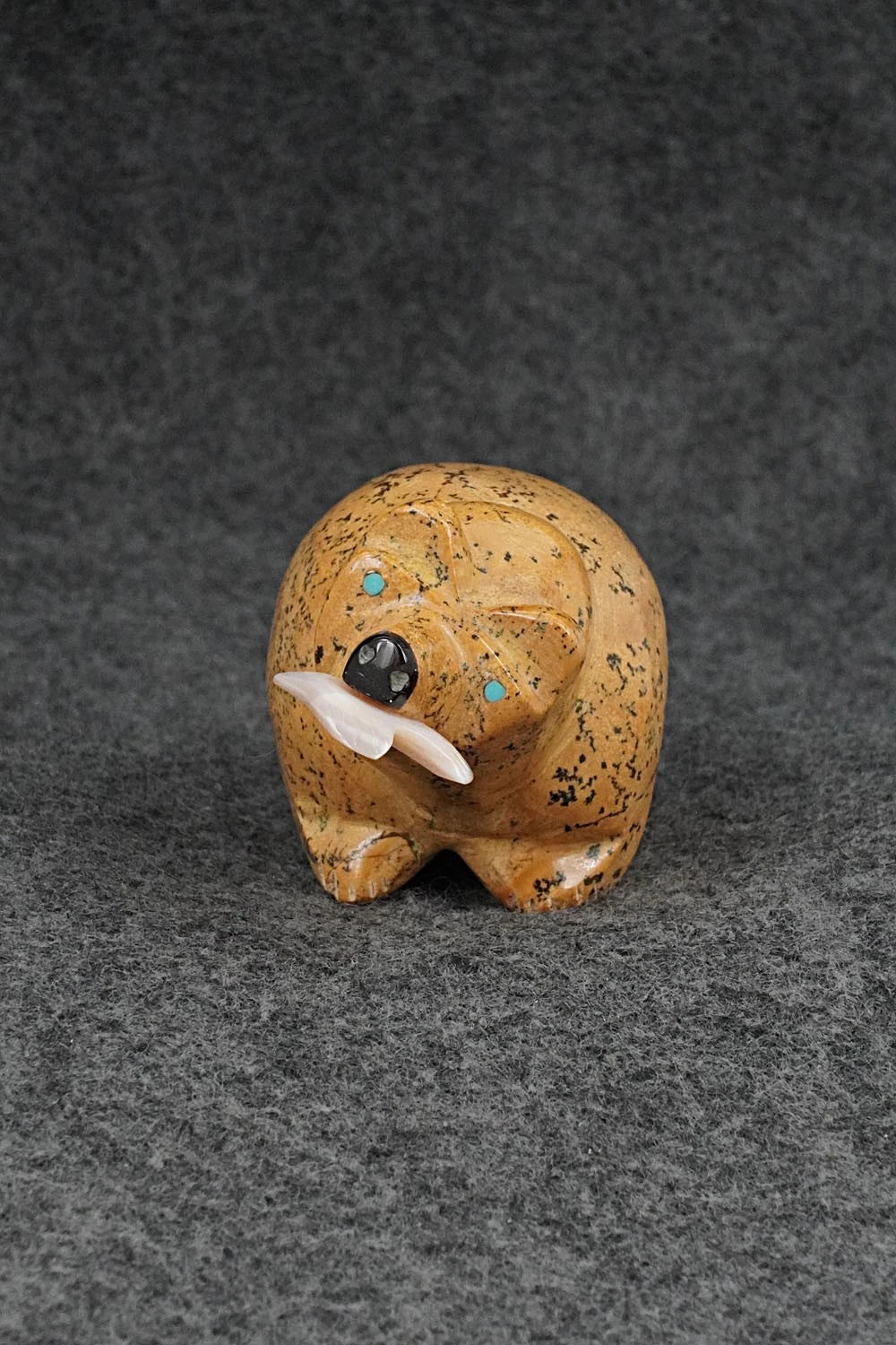 Bear Zuni Fetish Carving - Enrike Leekya