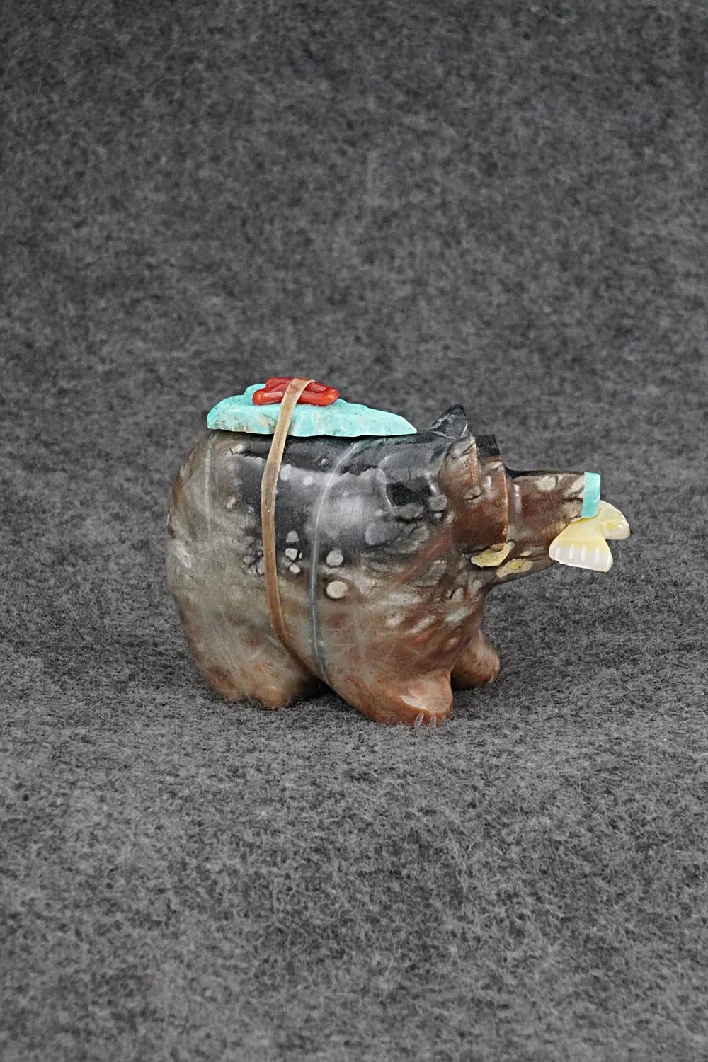 Bear Zuni Fetish Carving - Enrike Leekya
