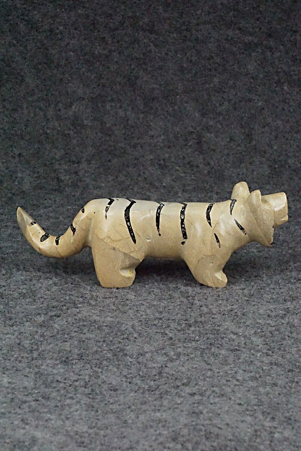Tiger Zuni Fetish Carving - Enrike Leekya