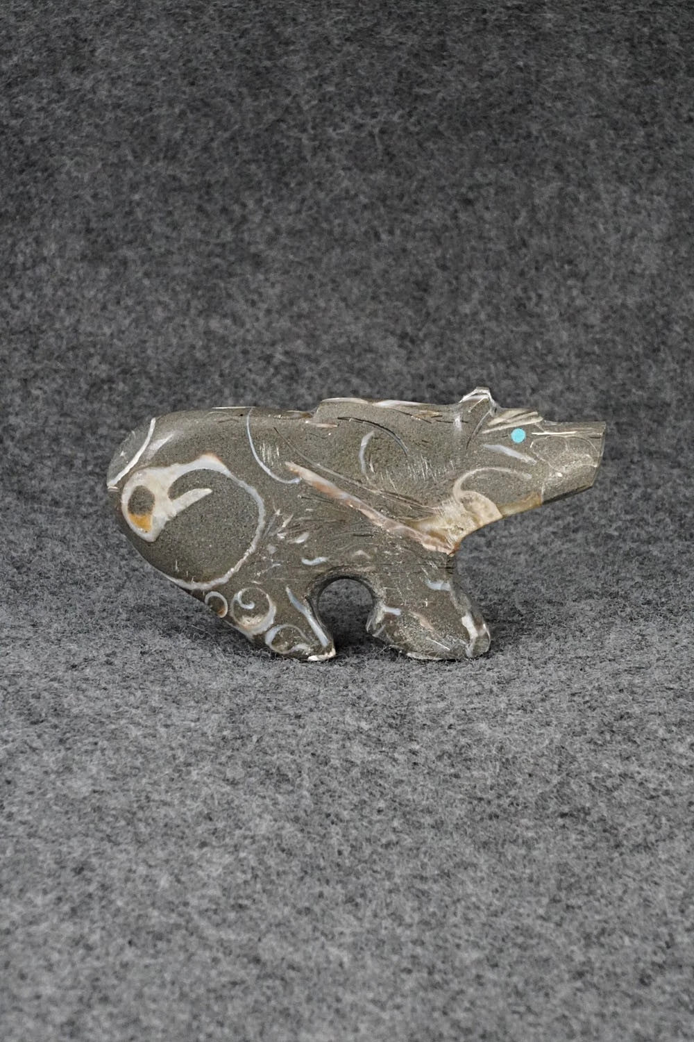 Bear Zuni Fetish Carving - Fernando Laiwakete